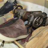 Tra i tanti apparecchi ne riconosciamo uno in metallo che rinforza le calzature all'altezza del tallone